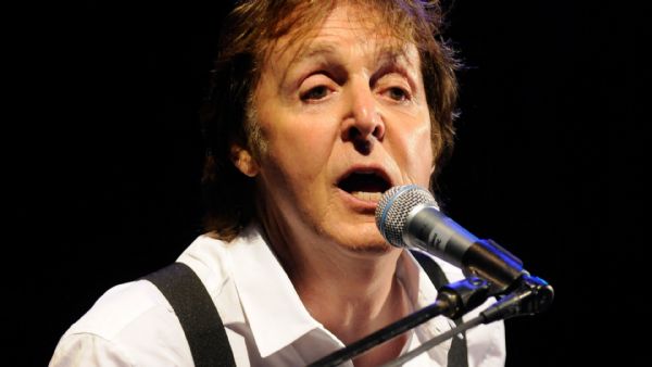 Fs de McCartney fazem planto em hotel e criticam Feliciano