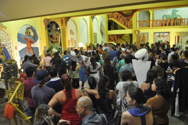 Imagem do velrio do bailarino. Centenas de amigos foram se despedir de Paulo Medina, uma referncia da dana contempornea em Mato Grosso