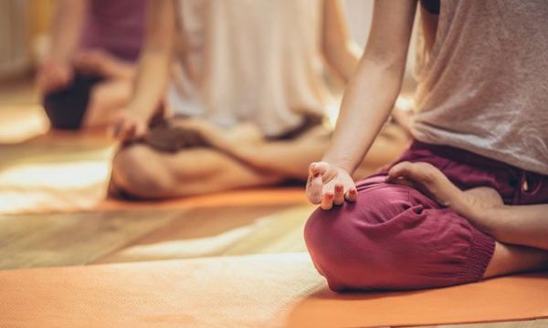 Aprenda como aliviar o estresse da semana em encontro de meditao para iniciantes