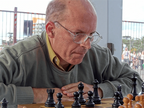 Com xadrez bombando na internet, grande mestre Mequinho faz 70