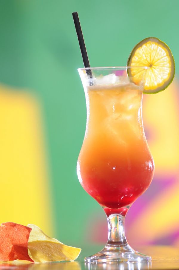 Srie Drinks de Carnaval: Aprenda a fazer o Sunrise, mistura de tequila e suco de laranja