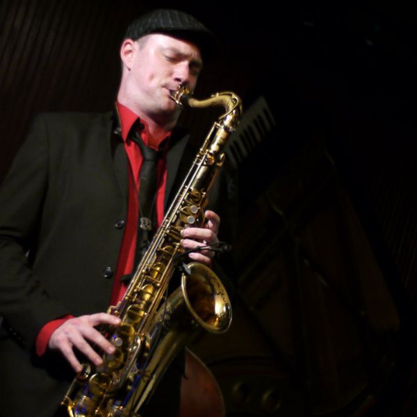 O saxofonista Mike Tucker  atrao internacional do primeiro dia de festival
