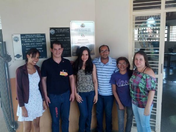 Equipe entrega livros biblioteca Vila Operria