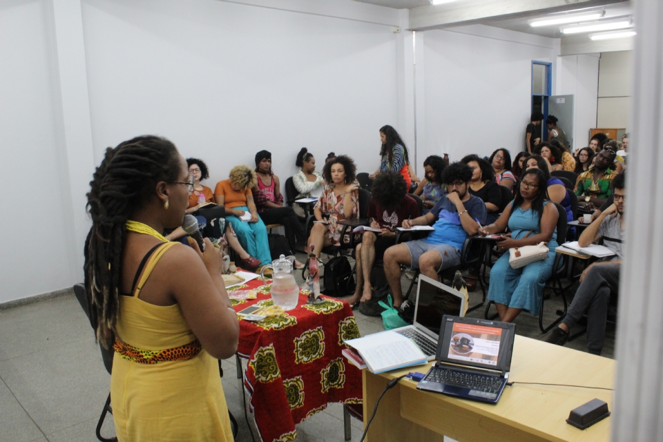 Foto do minicurso - Mulher preta, africanidades e epistemologia - CNUUFMT - 2019