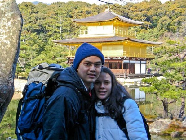 Os mochileiros Douglas e Júlia Sawaki no Templo de Ouro, em Kyoto, no Japão
