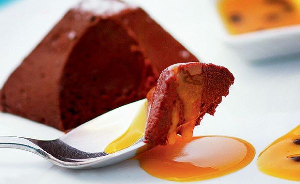 Anote a receita:Marquise de chocolate com calda de maracuj