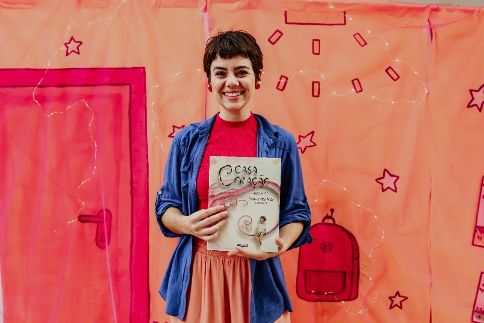 Escolas e crianas recebem 500 exemplares do livro e pea de contao da histria de autoria da artista cuiabana Nina Ricci