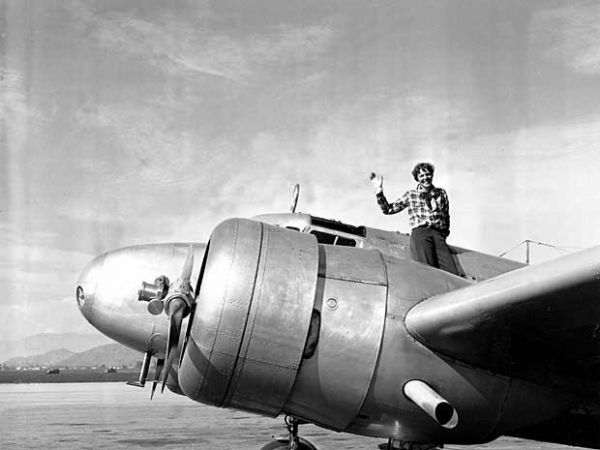 Amelia Earhart da Electra, em 10 de maro de 1937, antes de decolar de Los Angeles.