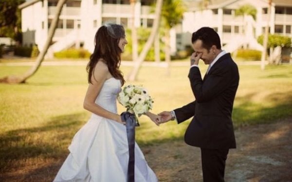 Fotos mostram como noivos reagem ao verem suas mulheres no dia do casamento