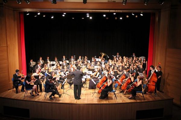 A Orquestra Jovem de Mato Grosso recebe dois convidados, a maestrina Flvia Vieira e o msico Jhon Stuart