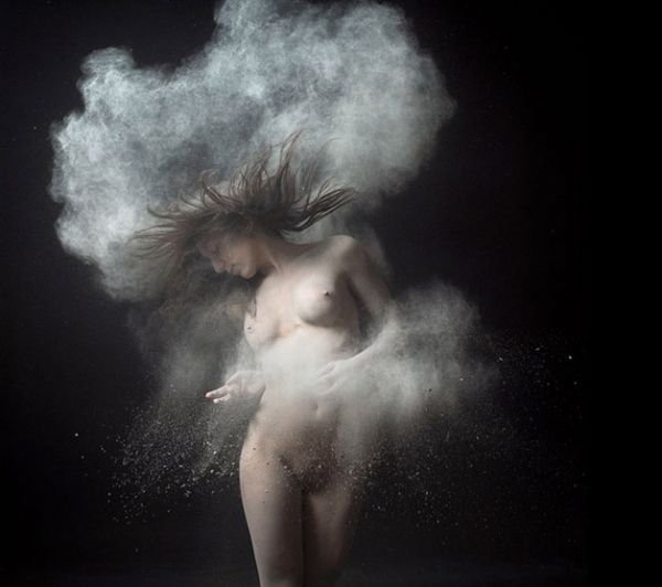 Ensaio criativo mostra pessoas banhadas em cinza gerando efeito incrvel; Veja fotos