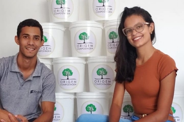 Cuiabana se junta com namorado e cria baldes para transformar restos de alimentos em adubo