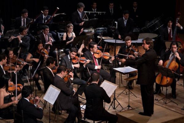 O maestro Leandro Carvalho est prestes a completar dez anos  frente da Orquestra do Estado de MT