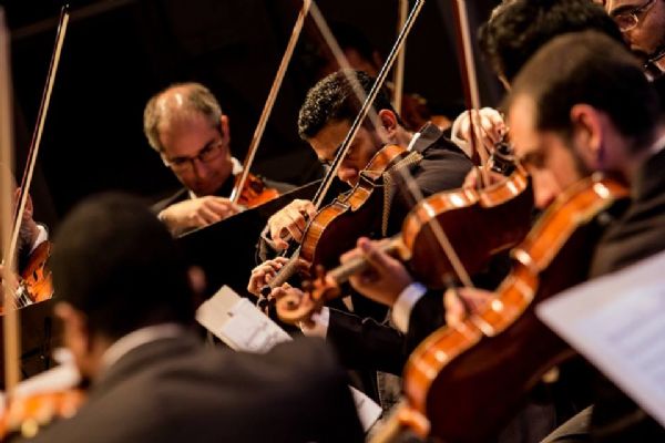 Orquestra de Mato Grosso apresenta espetculo A Farsa da Boa preguia em companhia de artistas locais