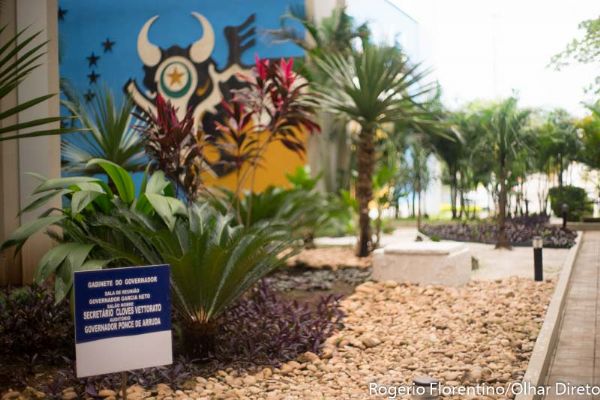 Parceria entre governo do Estado e Prefeitura de Cuiab revitaliza jardim do Palcio Paiagus