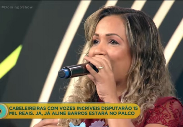 Cabeleireira de Mato Grosso se destaca como cantora em programa nacional; veja vídeo