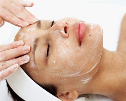 Tratamento facial com Peeling auxilia no combate a acnes, manchas e sinais do tempo