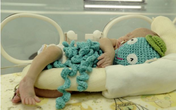 Idosos de Cuiab fazem polvos de croch para acolher bebs prematuros do Jlio Muller