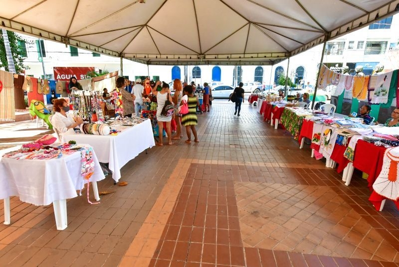 Feira de Artesanato Popular na Praa Alencastro tem croch, doces artesanais, perfumes, plantas, livros, arte sacra, consulta  populao e mais