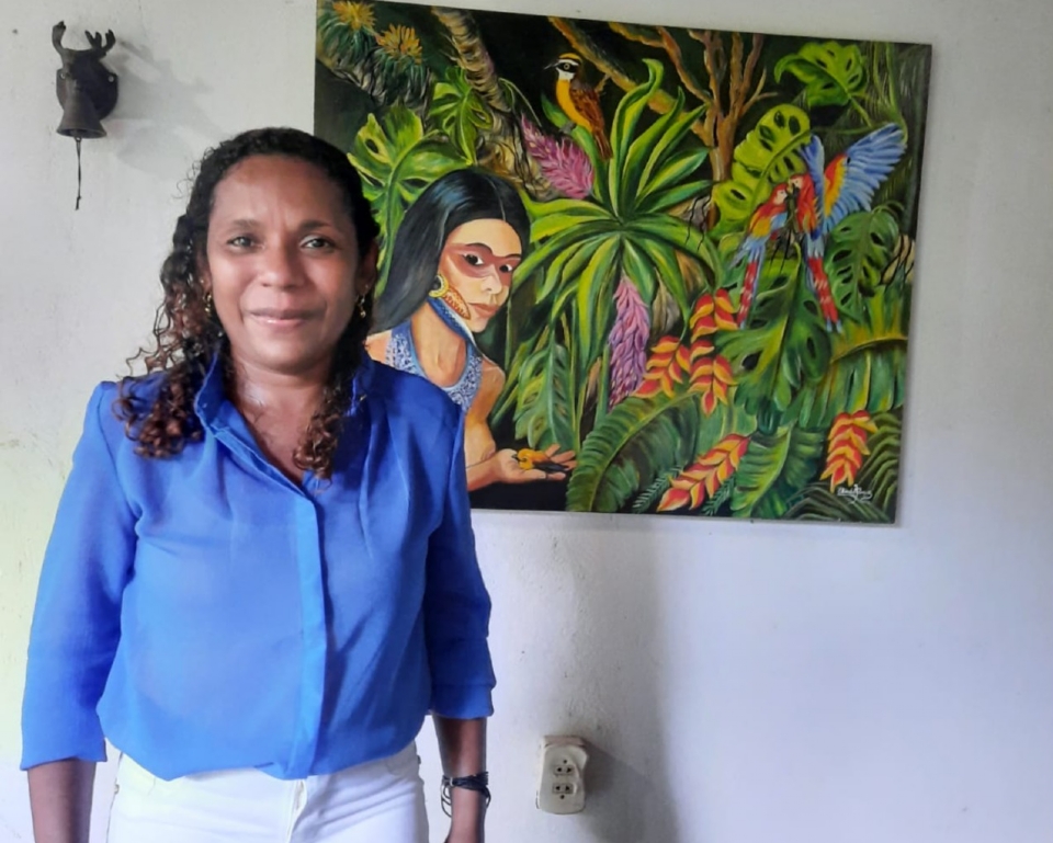 Professora se torna primeira surda mestre da Unemat após defender pesquisa sobre línguas indígenas de sinais