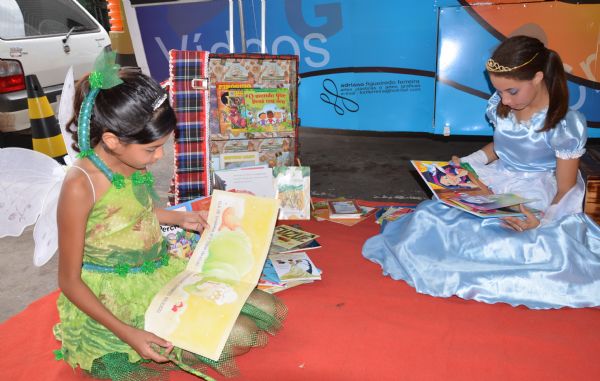 nibus Biblioteca equipado com espao para leitura percorre escolas de Cuiab