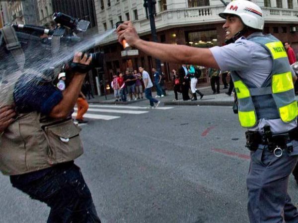 Policial agride jornalista apenas por estar filmando a manifestao
