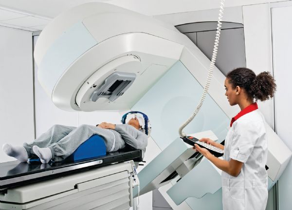 Indicada para dois a cada trs pacientes, radioterapia  opo indolor para tratamento de cncer