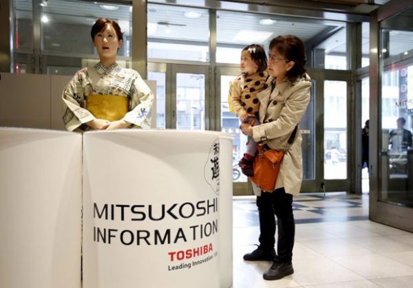 Visitantes olham rob recepcionista em loja em Tquio nesta segunda-feira (20)