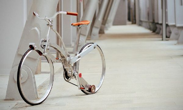 Italiano cria bicicleta dobrvel que fica do tamanho de um guarda-chuva