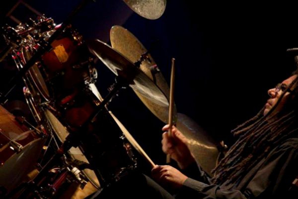 O baterista Sandro Souza é uma das referências locais quando o assunto é música instrumental