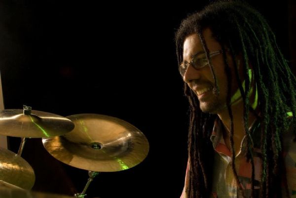O baterista Sandro Souza se ne a outros msicos renomados da capital pelo Ciclo Arsenal de Msica