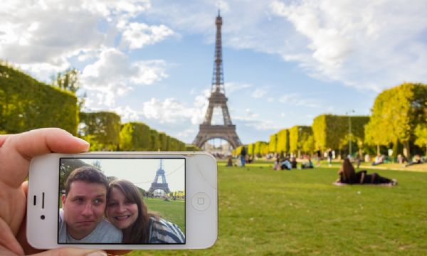 Casal encontra forma criativa de tirar selfies e registrar suas viagens pelo mundo