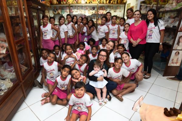 Projeto leva meninas do Siminina para conhecer mais de 3mil exemplares do Museu de Bonecas de Cuiab