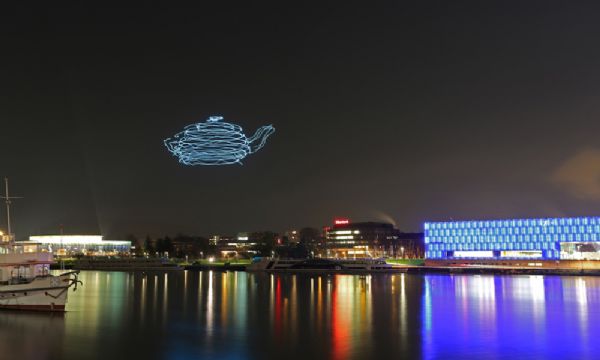 Drones criam ilustraes com light painting no cu em tempo real