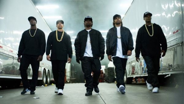 Cena de 'Straight outta Compton', sobre o N.W.A.; a partir da esquerda: Aldis Hodge (MC Ren), Neil Brown Jr. (DJ Yella), Jason Mitchell (Eazy-E), O'Shea Jackson Jr. (Ice Cube) e Corey Hawkins (Dr. Dre)