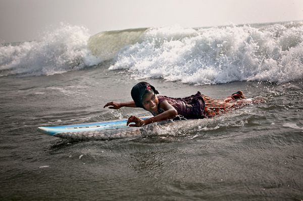 Fotgrafa retrata as meninas de Bangladesh que desafiam a cultura machista do pas atravs do surf