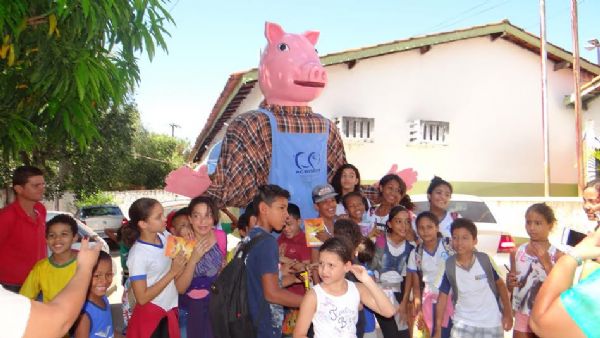 Pea de teatro busca incentivar o consumo de carne suna na escolas municipais de Cuiab