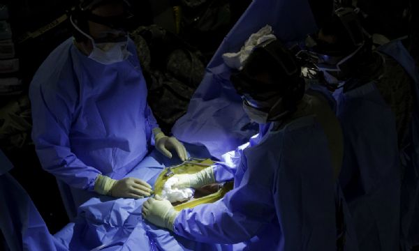 Hospital inova e faz primeiros transplantes de pnis para ajudar veteranos de guerra