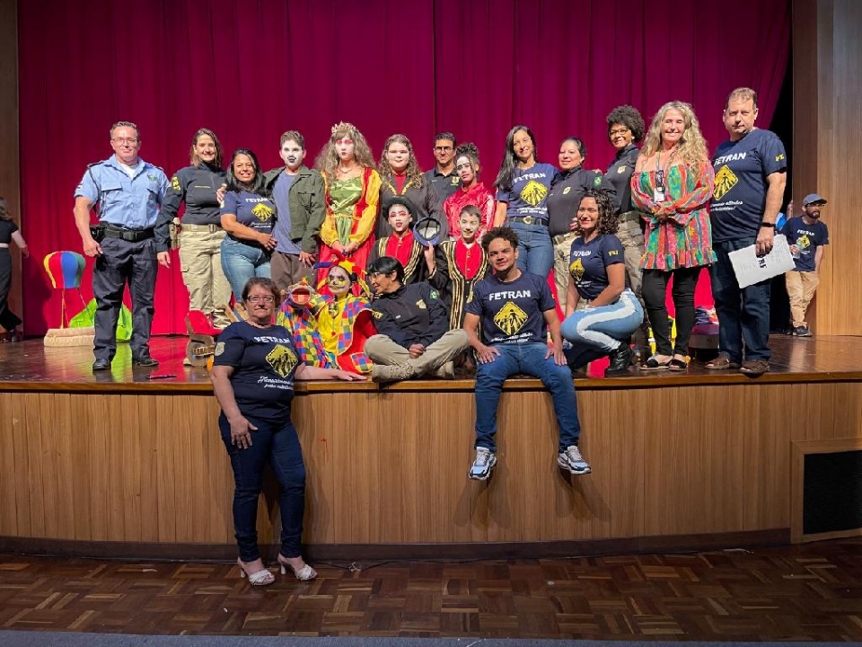Estudantes recebem premiao do Festival Estudantil Temtico Teatro para o Trnsito