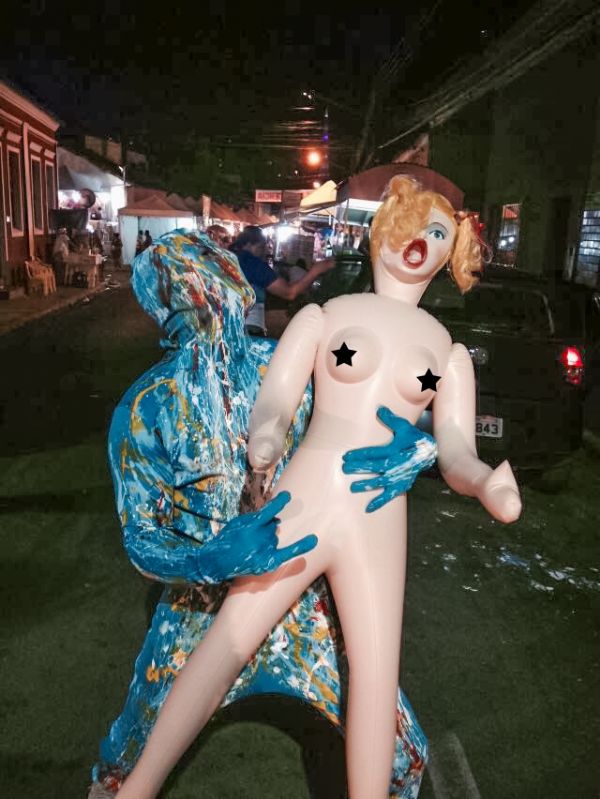 Fantasia de 'Boneco do VLT' faz sucesso no carnaval cuiabano da Praa da Mandioca