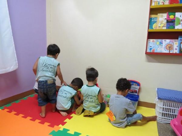 Sesc doa material e funcionrios reformam espao recreativo em creche