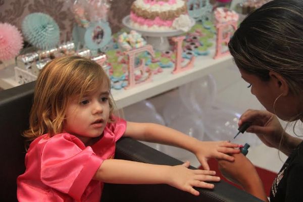 Salo promove festas de aniversrio para garotas de 3 a 15 anos com manicure, cabeleireiro e maquiador