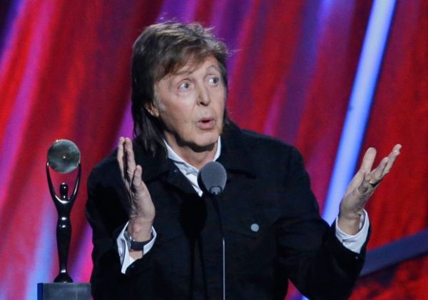 Paul McCartney diz que parou de fumar maconha para no dar mau exemplo