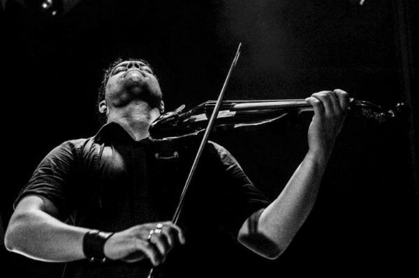 Instrumentos de concerto na balada: Banda E-Strings encerra agenda do Canela Fina com show