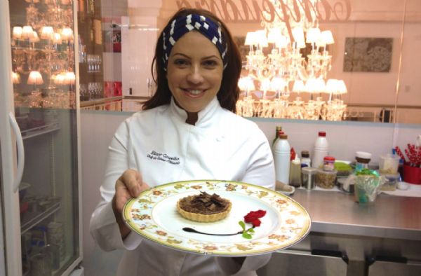 Chef Eliane Carvalho ensina como fazer tortinhas de chocolate para sobremesa