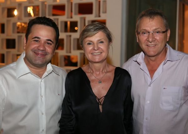 O secretrio de Indstria Comrcio, Turismo Minas e Energia de MT, Alan Zanatta com os empresrios Margareth e Luis Buzetti. Super admiro!